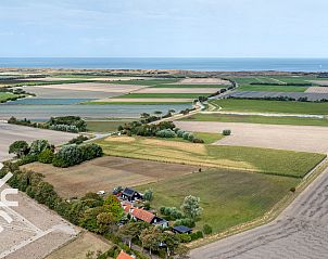 Lichte eetkamer in vakantiehuis ZE666 in Aagtekerke met uitzicht op de tuin.