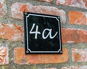 Functionele keuken in vakantiehuis ZE666 in Aagtekerke met kleurrijke kast.