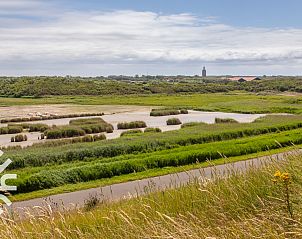 Gezellig terras bij vakantiehuis ZE666 in Aagtekerke, ideaal voor buitenmaaltijden.