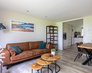 Woonkamer met uitzicht op terras in vakantiehuis ZE256 in Aagtekerke, Walcheren, Zeeland.