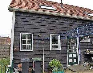 Moderne badkamer in vakantiehuis ZE555, Aagtekerke, Walcheren met wastafel en toilet.