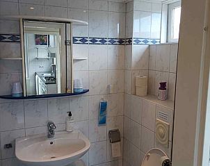 Badkamer met douche en wastafel in vakantiehuis ZE555, Aagtekerke, Walcheren.