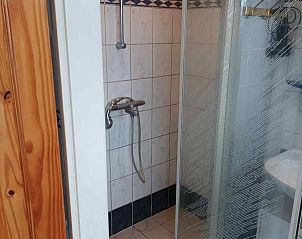 Comfortabele woonkamer in vakantiehuis ZE555, Aagtekerke, Walcheren met bank en tv.