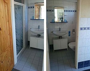 Douche in vakantiehuis ZE555, Aagtekerke, Walcheren met glazen deur.