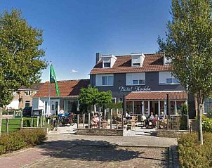 Schaduwrijke straat in Aagtekerke, Walcheren dichtbij vakantiehuis ZE555.