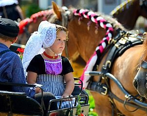 Lichte slaapkamer met groot bed in vakantiehuis ZE555, Aagtekerke, Walcheren.