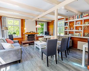 Gezellige woonkamer in VZ1038 Vakantiehuis in Aagtekerke, Walcheren, Zeeland met open haard.