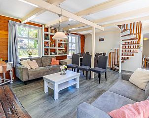 Ruime woonkamer in VZ1038 Vakantiehuis in Aagtekerke, Walcheren, Zeeland met comfortabele banken.