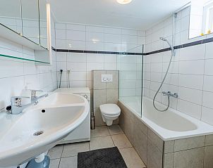 Keuken met grote eettafel in VZ1038 Vakantiehuis in Aagtekerke, Walcheren, Zeeland.