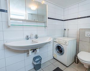 VZ1038 Vakantiehuis in Aagtekerke, Walcheren, Zeeland, moderne badkamer met bad en douche.