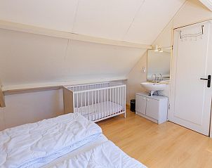 VZ1038 Vakantiehuis in Aagtekerke, Walcheren, Zeeland, moderne badkamer met dakraam.