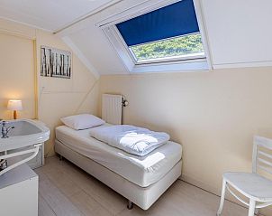 Gezellige slaapkamer met dakraam in VZ1038 Vakantiehuis in Aagtekerke, Walcheren, Zeeland.