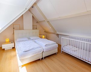 Ruime zolderkamer in VZ1038 Vakantiehuis in Aagtekerke, Walcheren, Zeeland met tweepersoonsbed.