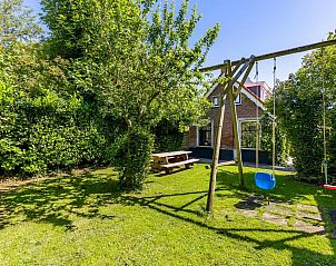 Tuin met schommel in VZ1038 Vakantiehuis in Aagtekerke, Walcheren, Zeeland.