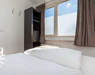 Slaapkamer met tweepersoonsbed in vakantiehuis ZE1387 in Aagtekerke, Walcheren, Zeeland.