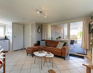 Lichte woonkamer van vakantiehuis ZE1387 in Aagtekerke, Walcheren, met comfortabele bank.