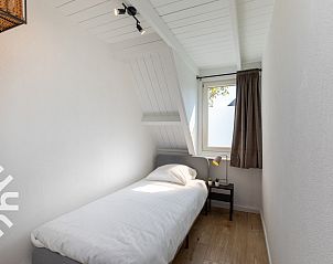 Gezellige slaapkamer met raam in vakantiehuis ZE1387 in Aagtekerke, Walcheren, Zeeland.