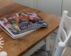 Decoratieve foto's en glazen in vakantiehuis ZE1387 in Aagtekerke, Walcheren.