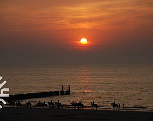 Buitenkant van vakantiehuis ZE1446 in Aagtekerke, Walcheren, met ruime terrassen.