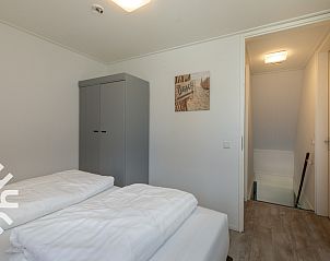 Ruime badkamer van ZE1448 vakantiehuis in Aagtekerke, Walcheren, met moderne douche.