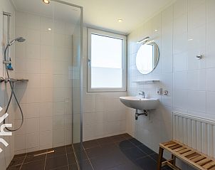 Paard en begeleider bij stal van ZE1448 vakantiehuis in Aagtekerke, Walcheren.