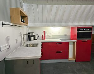 Sfeervolle slaapkamer in vakantiehuis ZE1484, Aagtekerke, Walcheren, met houten plafonds en comfortabele bedden.