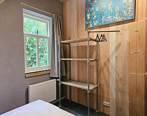 Trap naar bovenverdieping in vakantiehuis ZE1484, Aagtekerke, Walcheren, met houten details en warme verlichting.