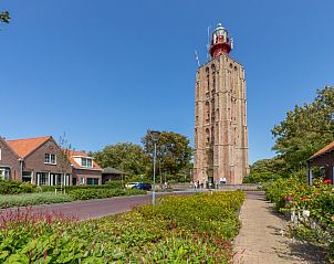 Frisse en moderne badkamer in vakantiehuis ZE1484, Aagtekerke, Walcheren, met ruime douche en elegant ontwerp.