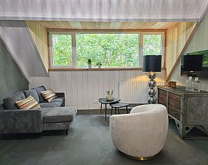 Eetgedeelte in vakantiehuis ZE1484, Aagtekerke, Walcheren, met houten tafel en comfortabele stoelen.