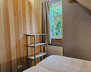 Slaapkamer met houten accenten in vakantiehuis ZE1484, Aagtekerke, Walcheren, met veel natuurlijk licht.