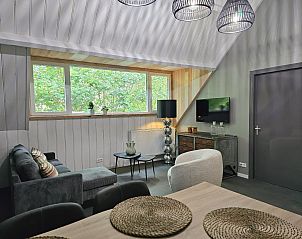 Moderne deuren in vakantiehuis ZE1484, Aagtekerke, Walcheren, met stijlvolle spiegel en decoratieve accenten.