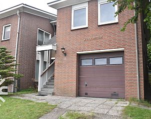 Modernes Badezimmer im Ferienhaus ZE312 in Zoutelande, Walcheren mit Toilette, Waschbecken und Dusche in Zeeland.