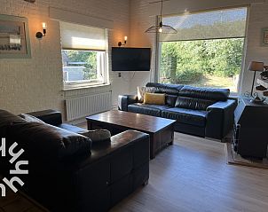 Attraktives Schlafzimmer im Ferienhaus ZE312 in Zoutelande, Walcheren mit groem Fenster und ruhigem Ambiente in Zeeland.