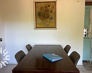 Eingangsbereich mit Holzdetails im Ferienhaus ZE312 in Zoutelande, Walcheren mit praktischem Stauraum in Zeeland.