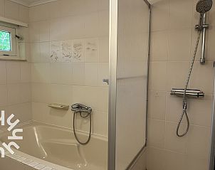 Auenansicht des Ferienhauses ZE312 in Zoutelande, Walcheren mit Treppe zum Eingang und Backsteinfassade in Zeeland.