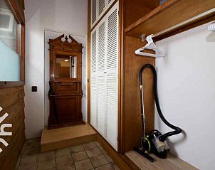 Offene Kche im Ferienhaus ZE312 in Zoutelande, Walcheren mit Holzschrnken und modernen Gerten in Zeeland.