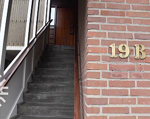 Gemtlicher Balkon des Ferienhauses ZE312 in Zoutelande, Walcheren mit Sitzgelegenheit und Blick auf die grne Landschaft in Zeeland.