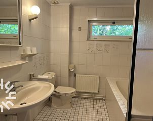 Vorderansicht des Ferienhauses ZE312 in Zoutelande, Walcheren mit Garage und grnem Vorgarten in Zeeland.