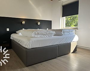 Luftaufnahme des Strandes beim Ferienhaus ZE312 in Zoutelande, Walcheren mit blauem Meer und Sand in Zeeland.