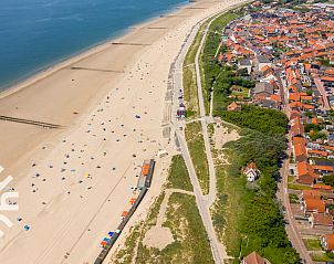 Balkon des Ferienhauses ZE312 in Zoutelande, Walcheren mit Sonnenschirm und Sitzgelegenheiten in grner Umgebung in Zeeland.