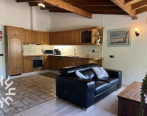 Helles Schlafzimmer im Ferienhaus ZE312 in Zoutelande, Walcheren mit groem Bett und Fenster mit Blick auf die Natur in Zeeland.