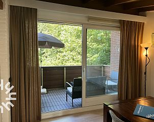 Treppe zum Eingang des Ferienhauses ZE312 in Zoutelande, Walcheren mit Backsteinfassade und grner Umgebung in Zeeland.