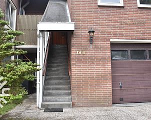 Badezimmer mit Badewanne und Dusche im Ferienhaus ZE312 in Zoutelande, Walcheren fr hchsten Komfort in Zeeland.