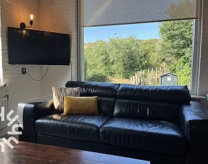 Gleitschirmflieger ber dem Strand in der Nhe des Ferienhauses ZE312 in Zoutelande, Walcheren mit spektakulrer Kstenlinie in Zeeland.