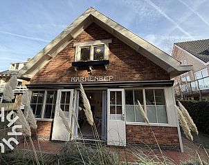 Ferienhaus ZE1541 in Zoutelande, Walcheren, Zeeland mit charmanter Fassade und einladender Terrasse fr einen entspannten Aufenthalt.
