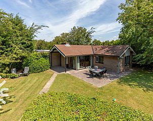 Tuin en terras van vakantiehuis ZE281 in Zoutelande, Walcheren, Zeeland.