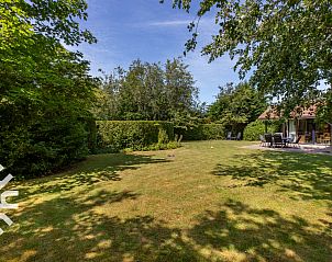 Terras met tuinmeubilair bij vakantiehuis ZE281 in Zoutelande, Walcheren, Zeeland.