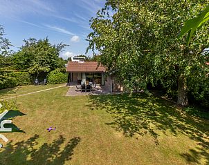 Ontspannen zithoek buiten vakantiehuis ZE281 in Zoutelande, Walcheren, Zeeland.