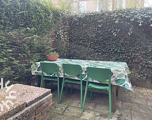 Gemtliches Wohnzimmer im Ferienhaus ZE1541, Zoutelande, Walcheren, mit Blick auf die grne Natur durch groe Fenster.