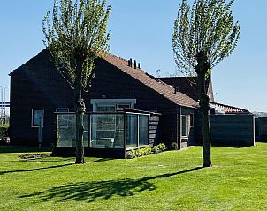 Zijaanzicht van VZ178 Vakantiehuis Zoutelande, gelegen in het groene Walcheren, Zeeland.